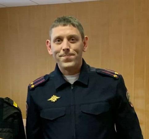 Замначальника полиции Ухты избежал наказания за пытки женщины, заключив контракт Ухтинский городской суд приостановил рассмотрение дела в отношении замначальника городской полиции, 36-летнего Владимира Торлопова ввиду заключения им контракта с Минобороны. Торлопов находился в СИЗО с ноября 2023 года. По версии следствия, в ночь на 23 июня он, будучи пьяным, поехал на вызов из дежурной части об убийстве. На месте он застал женщину и труп ее сожителя. Она сказала, что мужчину убил другой человек и назвала его фамилию, но Торлопов не поверил. Он стал таскать женщину за волосу, кидать ее на труп и удерживать на нем, душить ее. Потом он отвел пострадавшую в отдел полиции, где издевательства продолжились — полицейский бросил женщину за волосы на пол и наступил ей на спину. Суд рассматривал дело Торлопова с ноября 2024 года. 7 апреля на сайте суда появилось уведомление о приостановлении дела. Фото: БНК