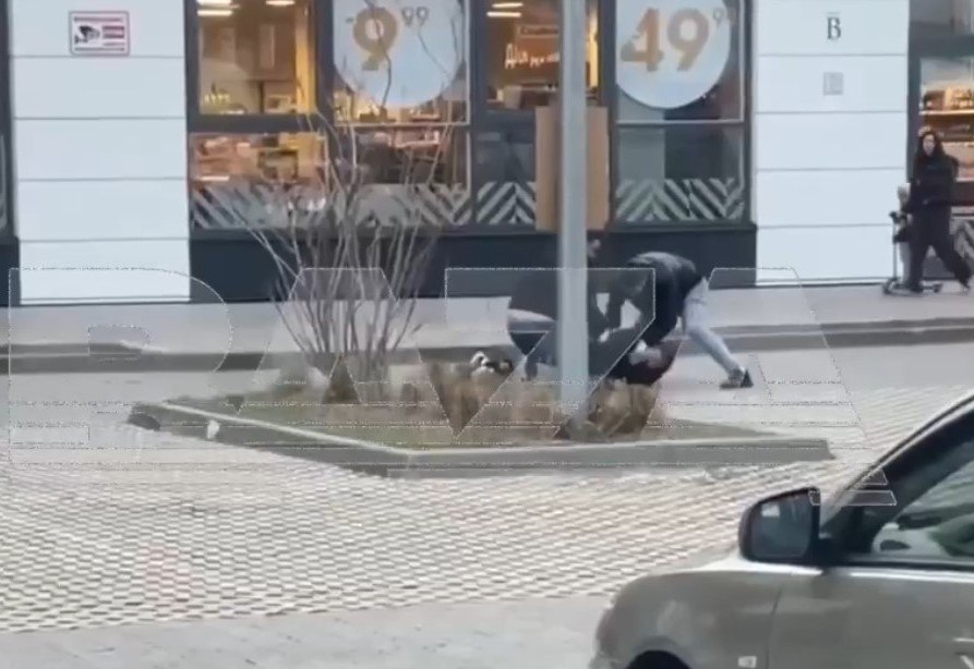 ‼ В Кирове возбудили уголовное дело в отношении двух сотрудников полиции, задержавших невиновного гражданина. Инцидент произошел в конце апреля. Двое сотрудников уголовного розыска вели поиск преступника, находящегося в федерального розыска. На улице Анжелия Михеева они увидели выходящего из магазина мужчину, похожего на преступника по ориентировке. Задержание получилось жестким: мужчина испугался и оказал сопротивление. Но выяснилось, что оперативники "обознались": задержанный оказался добропорядочным, ранее не судимым гражданином. При задержании мужчина получил повреждения в виде закрытого перелома ребра справа и ссадин. Следователями СК возбуждено уголовное дело о превышении должностных полномочий сотрудниками полиции. на фото - скриншот с видео Baza