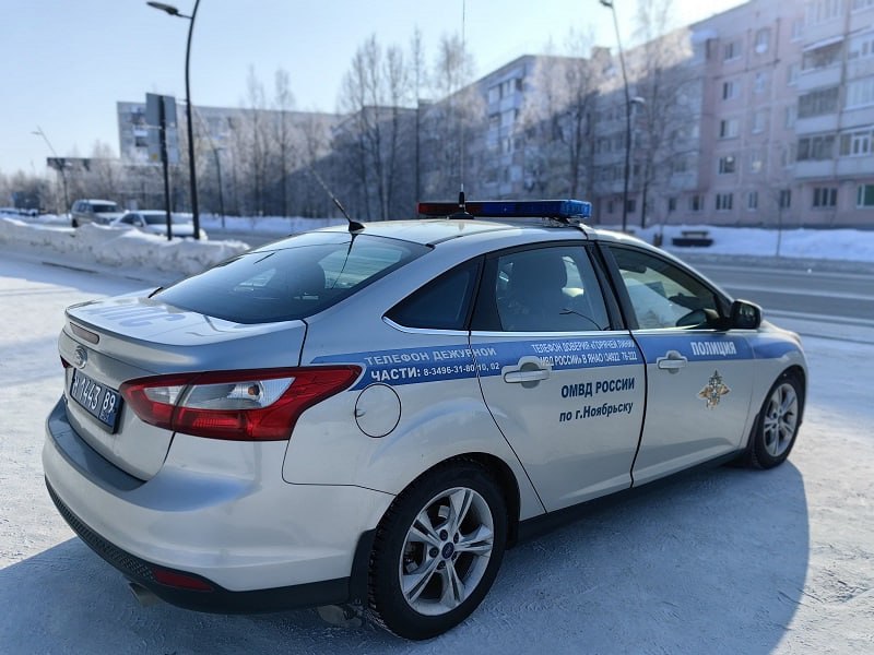 В Ноябрьске сотрудники Госавтоинспекции провели мероприятие по повышению безопасности дорожного движения.   26 и 27 апреля в целях профилактики аварийности и повышения безопасности дорожного движения на дорогах автоинспекторами всего за несколько часов было проверено 106 единиц транспортных средств и выявлено 52 нарушения ПДД, в их числе: 1 водитель управлял транспортным средством с признаками опьянения, 1 водитель управлял транспортным средством, не имея права управления им, 20 водителей пренебрегли правилами использования ремней безопасности, 5 пешеходов перешли проезжую часть вне установленного места вблизи пешеходного перехода.  ‼ В Госавтоинспекции напоминают о том, что граждане с активной жизненной позицией, которые вносят неоспоримый вклад в обеспечение безопасности дорожного движения путем информирования полиции о нарушениях ПДД, могут быть поощрены, в том числе с выплатой денежного вознаграждения в соответствии с Постановлением Правительства Ямало-Ненецкого автономного округа от 30 января 2020 года № 81-П.     #мвдроссии #полиция #гибддянао #гибдд #янао #ноябрьск
