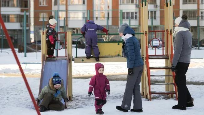 Депутаты от Новых людей предложили установить камеры видеонаблюдения на детских площадках По их мнению такая мера позволит повысить безопасность детей во дворах а также будет способствовать профилактике правонарушений и вандализма Агентство Москва
