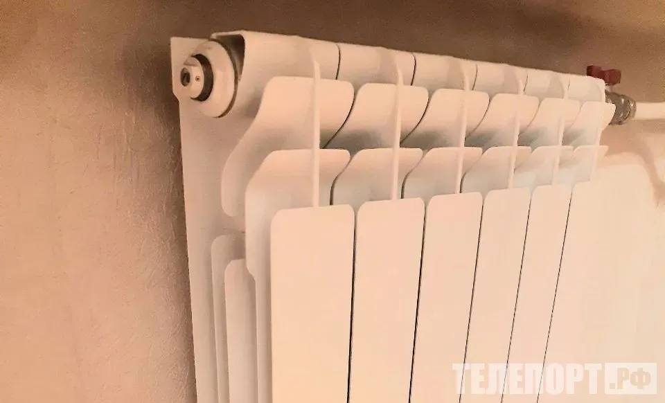 Мэр Белогорска обратился к энергетикам из за сбоев в работе котельных Станислав Мелюков потребовал прекратить многочисленные отключения и включения котельных Мэр Белогорска Станислав Мелюков возмутился фактом многократных несогласованных отключений и включений котельных во время отопительного сезона Он публично обратился к энергетикам написав в своем телеграм канале Котельные это не утюг который можно включать и выключать когда захочется Глава города отметил что такие действия уже привели к незначительному гидроудару у потребителя на улице Пионерской котельная Районная и перерасходу ресурсов на котельной Мелькомбинат Станислав Мелюков напомнил что резкие отключения электроэнергии могут вызвать серьезные последствия выход из строя оборудования остановку насосов и автоматики перегрев котлов гидроудары и порывы тепловых сетей Кроме того запуск котельной после аварийной остановки приводит к значительному перерасходу топлива и электроэнергии Отопительный сезон не время решать свои производственные проблемы подчеркнул мэр Он напомнил что за последние 17 лет в Белогорске не было серьезных сбоев в теплоснабжении и призвал не портить репутацию города Фото ТЕЛЕПОРТ РФ ТЕЛЕПОРТ РФ здесь все об Амурской области Мы в МАХ Написать нам