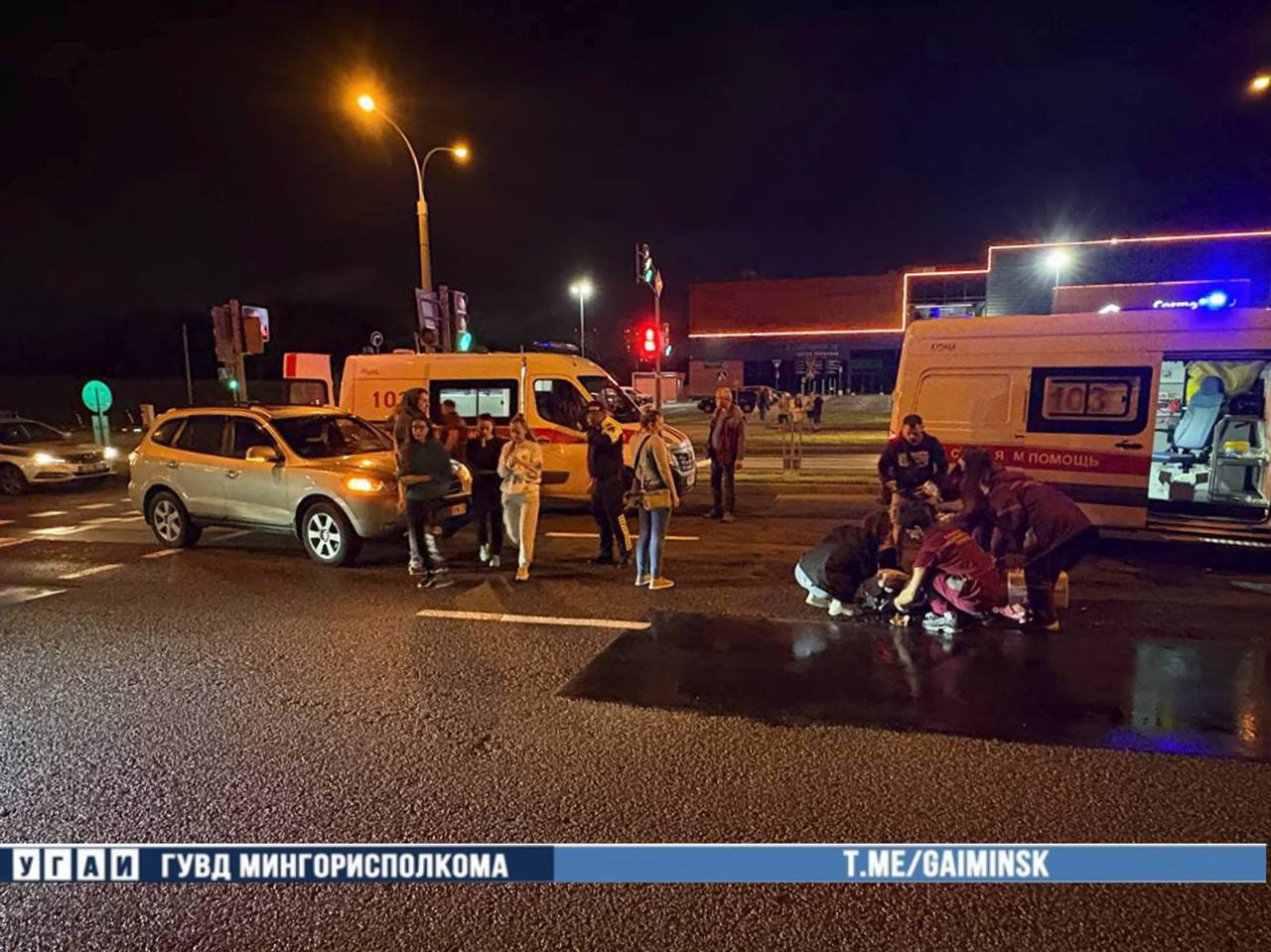 Пешеход попал под колеса в Минске: нарушил ПДД и оказался в больнице.  По предварительной информации, накануне вечером 41-летний водитель Hyundai, двигаясь по ул. Неманской, вблизи пересечения с ул. Казимировской сбил 32-летнего мужчину. Тот пересекал проезжую часть по регулируемому пешеходному переходу на красный сигнал светофора.   К слову, у пешехода имелись признаки алкогольного опьянения. В результате его доставили в медучреждение с телесными повреждениями.   Фото: ГАИ  «Минск-Новости» MINSKNEWS.BY Telegram Viber FB  VK Inst TikTok  YouTube