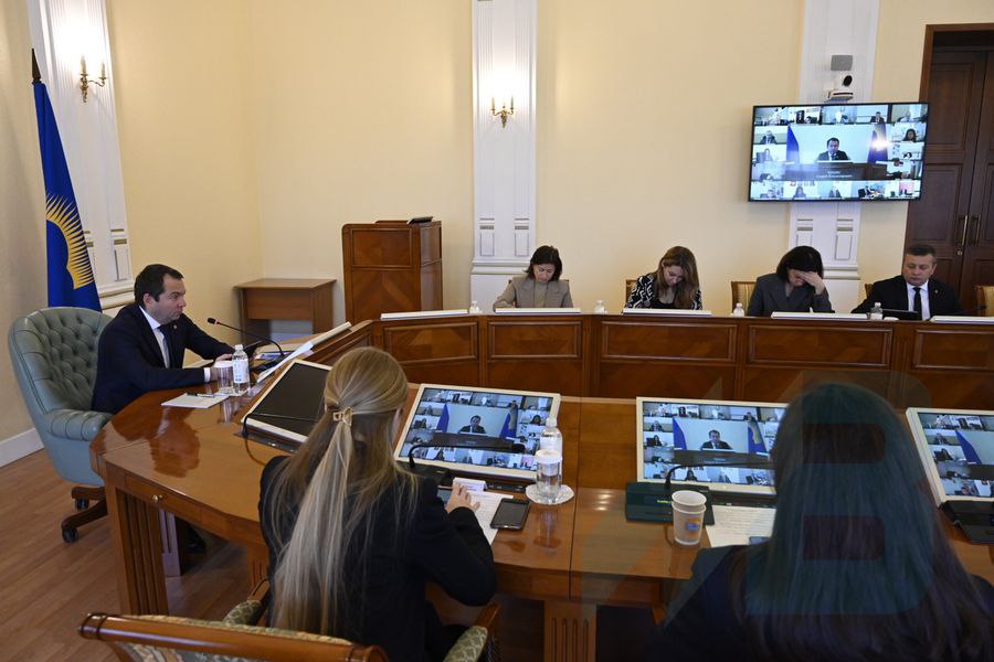 Мурманский Вестник новости В минувшую субботу в Мончегорске на площадке Кольской ГМК введен в эксплуатацию новый промышленный проект система очистки воздуха в рафинировочном цехе В этом событии принял участие губернатор Андрей Чибис о чем он сообщил на сегодняшнем оперативном совещании в правительстве области Этот проект позволить еще более значительно сократить выбросы серы почти на тысячу тонн в год и сделать воздух в области в городе на производстве еще чище и безопаснее для жителей подчеркнул Андрей Чибис Глава региона особо акцентировал внимание на том что проект сделан с опорой на российские технологии Установлены современные электрофильтры отечественного производства Доля российского оборудования порядка 90 процентов инвестиции составили почти семь миллиардов подробнее на канале Мурманский Вестник новости