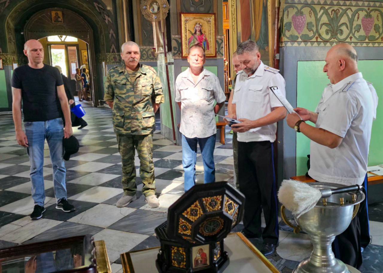 В день святых апостолов Петра и Павла в Преображенском соборе состоялось принесение присяги новыми казаками, прошедшими ранее обряд верстания. На таком важном событии присутствовали казаки Бендерского округа Черноморского казачьего войска во главе с атаманом округа. С напутственным словом к новоприставленным казакам обратился протоиерей Александр Михайленко — ответственный священник за казачество Бендерского округа ЧКВ. Отец Александр пожелал казакам крепкой веры, мужества и верности традициям казачьего служения — на благо Церкви, Отечества и родной земли. В этот праздничный день также были вручены грамоты и присвоены очередные звания казакам, отличившимся в деле сохранения и приумножения традиций Черноморского казачьего войска.
