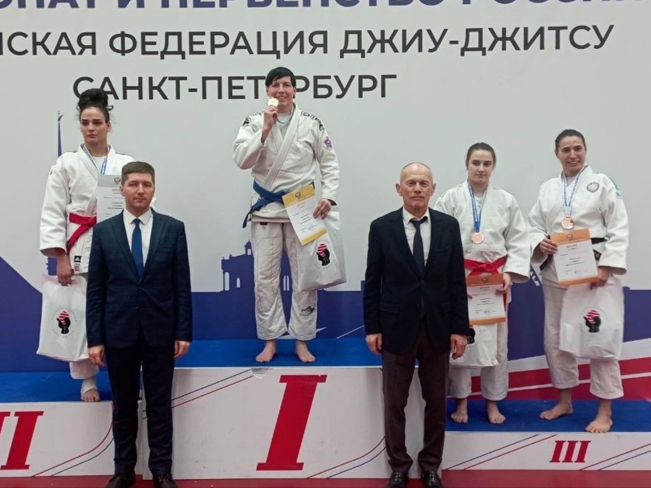 Архангелогородка Александра Иванова представит Россию на чемпионате мира по джиу-джитсу, который в этом году пройдет в Таиланде.   Это право заслуженный мастер спорта России по джиу-джитсу завоевала после победы в национальном чемпионате, который в минувшие выходные прошел в Санкт-Петербурге. Александра стала тринадцатикратной чемпионкой страны – в дисциплине «файтинг» в весовой категории до 70 кг ей не было равных.   Силу духа продемонстрировали и юные джитсеры Поморья – на первенстве России Дана Головко и Эвелина Баскакова стали бронзовыми призерами в дисциплине «файтинг» в своих весовых категориях .   Поздравляю наших спортсменов с пополнением «копилки» наград и желаю новых побед!