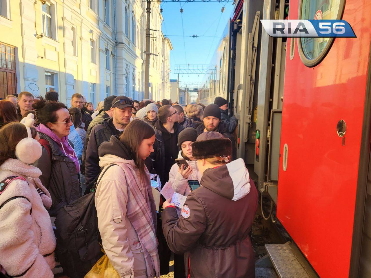 РИА56 Поезд Уфа Оренбург перевёз рекордное число пассажиров Пригородные поезда установили рекорд с начала 2025 года перевезли около 260 тысяч пассажиров столько же сколько за весь 2024 год Маршрут популярен у туристов и участников мероприятий в этом году им воспользовались свыше 6 000 человек Напомним ежедневное расписание из Оренбурга 5 18 и 15 10 из Уфы 7 43 и 16 05