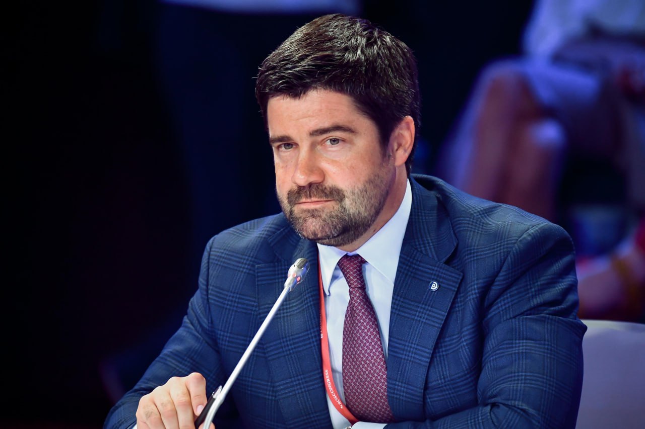 Минэкономики разработало проект постановления правительства о периодичности обязательных профилактических визитов контролеров к предпринимателям. Частоту таких посещений предложено увязать с рисками от деятельности организации, пишет «Коммерсант». В ведомстве считают, что появление четкого графика таких визитов повысит их предсказуемость. По словам председателя петербургского отделения «Деловой России» Дмитрия Панова, еще с периода пандемии введение мораториев на обязательные проверки контролирующих органов стали одной из ключевых мер поддержки предпринимателей, а в перспективе ближайших лет профилактические визиты станут основной мерой государственного контроля субъектов экономической деятельности. Доминирующая часть российских предпринимателей сегодня ведет свою деятельность дисциплинированно и добросовестно, в рамках действующего правового поля. Именно поэтому предприниматели всех категорий риска, заинтересованные в долгосрочной работе, не только не опасаются профилактических визитов, но и в некоторых случаях их даже приветствуют, - сообщил Дмитрий Панов.