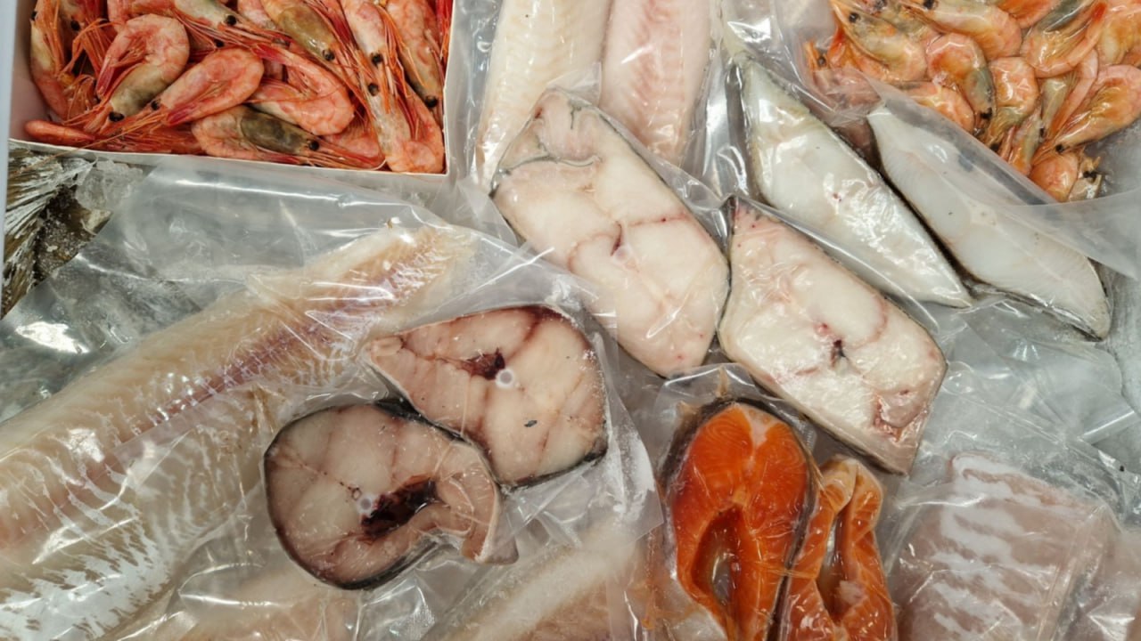 Ещё два мурманских поставщика отправят рыбу в Китай Результатом работы проводимой Россельхознадзором по открытию рынков зарубежных стран стало расширение Главным таможенным управлением Китая списка российских предприятий получивших одобрение для поставок рыбных товаров Право экспорта получили ещё 13 компаний Среди них два мурманских поставщика Это МК5119 Василий Филиппов ПАО Мурманский траловый флот и ООО Лайфикс фудс Регистрация новых объектов осуществлена через китайскую информационную систему CIFER сообщили в Россельхознадзоре Ура товарищи Также порадуемся за наших любимых европейцев в следующей новости Источник