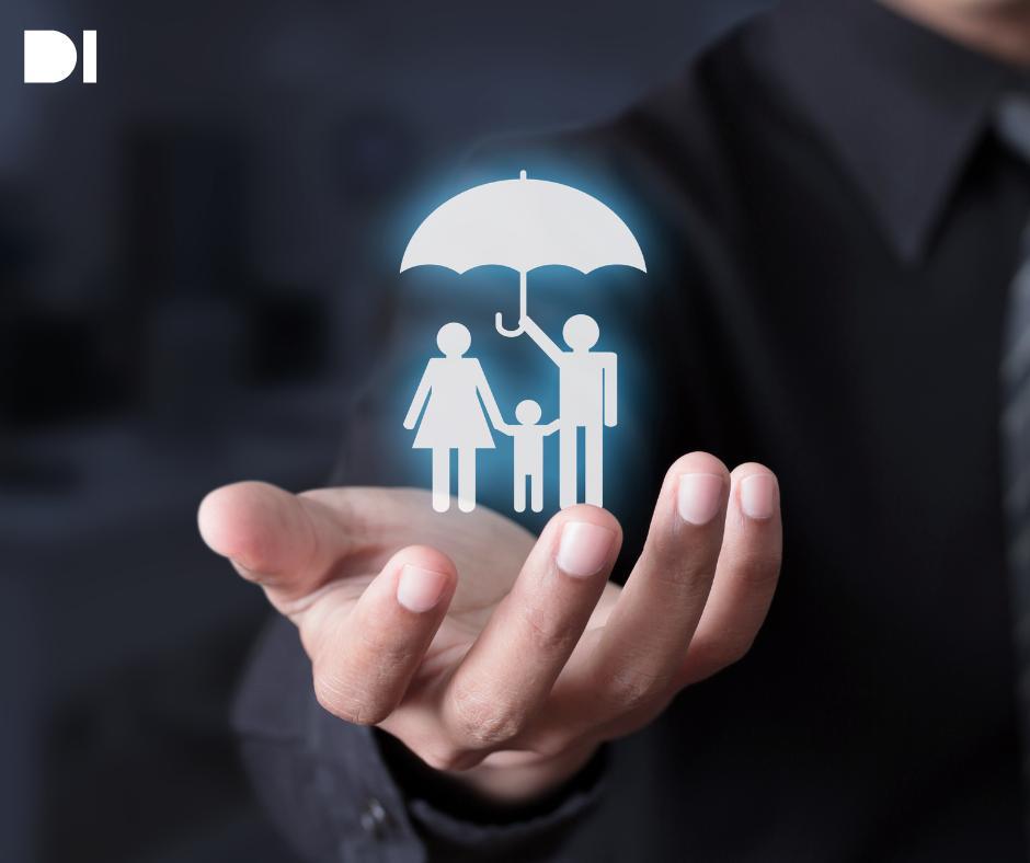 Wildberries и СберСтрахование запустили страхование для продавцов Wildberries и СберСтрахование расширили сервис добровольного страхования для селлеров подключив нового партнёра к существующему продукту который работает на базе ИТ платформы Zunami One и страхового брокера Цунами Полис можно оформить в личном кабинете продавца все этапы взаимодействия от подключения до подачи заявлений проходят в цифровом виде Страхование покрывает расходы на обратную логистику товаров не выкупленных покупателями а также риски повреждения подмены или утраты при транспортировке со склада или в пунктах выдачи заказов Возмещение стоимости обратной доставки составляет до 5 000 за единицу товара выплаты по рискам повреждения и утраты до 50 000 Дважды в месяц продавцам автоматически формируются заявления на компенсацию которые можно отправить в страховую компанию одним кликом после проверки В РВБ отмечают что с момента запуска сервиса селлеры застраховали более 6 5 млн товаров а спрос растёт в связи с высоким сезоном В СберСтраховании добавляют что программа для продавцов маркетплейсов действует с 2024 года и помогает малому бизнесу защитить товарные риски Страхование остаётся добровольным и дополняет стандартные механизмы компенсаций предусмотренные офертой Wildberries