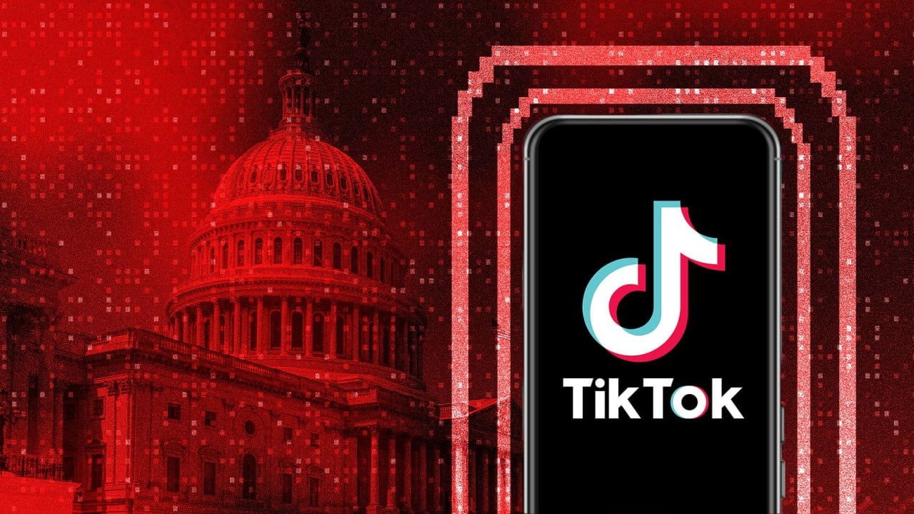 Суд в США постановил заблокировать TikTok с 19 января  Апелляционный суд округа Колумбия отказал TikTok и его дочерней компании ByteDance в удовлетворении просьбы о временном приостановлении действия закона обязывающего ByteDance продать TikTok в США   TikTok не смог отсрочить запрет, и потенциальное закрытие платформы угрожает 170 миллионам американских пользователей уже с 19 января. Apple и Google будет поручено подготовиться к удалению приложения из своих магазинов.  В тоже время Трамп намерен сохранить TikTok в США. Он заявил о потенциальной возможности оставить TikTok в стране, несмотря на грядущий запрет, который может быть введён 19 января.   Однако пока до 20 января, он не сможет осуществлять свои планы.        РЕКЛАМА       ВАКАНСИИ       КРЕАТИВЫ      АККАУНТЫ    .