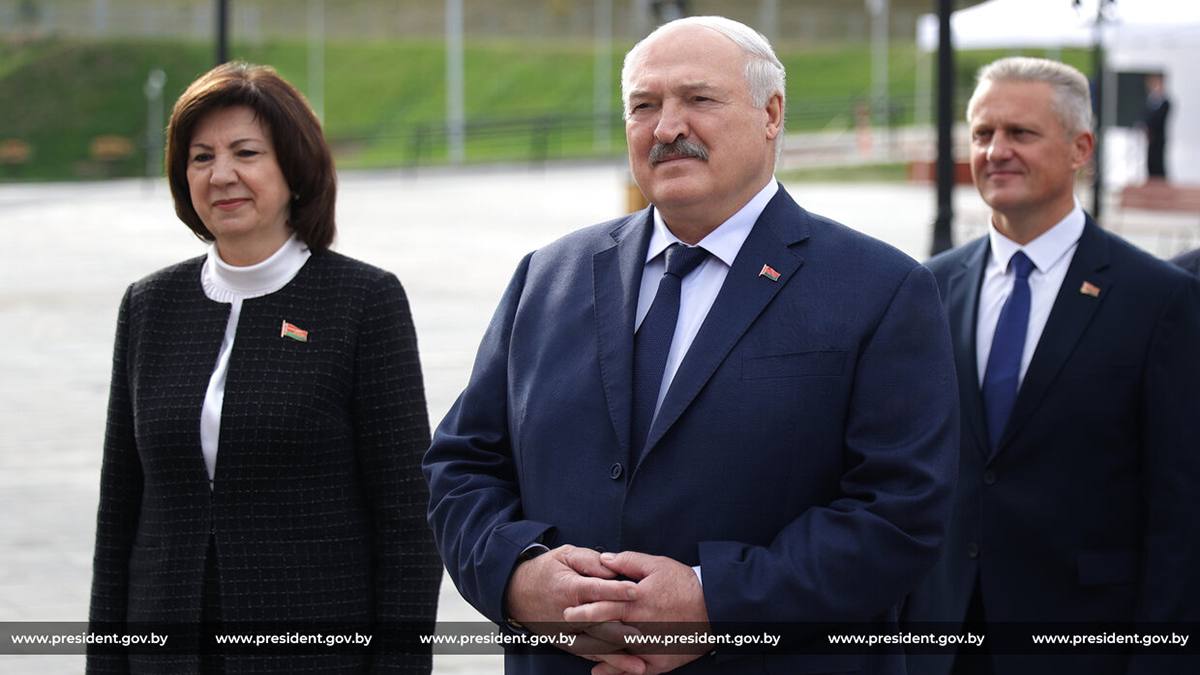Лукашенко принял участие в открытии реконструированного историко культурного комплекса Лошицкий в Минске Реконструкционные и строительные работы здесь начались в 2023 году Обновленный комплекс станет уникальным для столицы объектом Он включает в себя три здания В одном из них по адресу ул Чижевских 17 предусмотрен многофункциональный зал на 180 посадочных мест который планируют использовать для проведения торжественных культурных мероприятий выставок презентаций конференций мастер классов Президент ознакомился с реконструированным историко культурным комплексом Лошицкий в Минске Лукашенко в Лошицком парке вручил молодоженам ключи от арендной квартиры Моя политика созидать и сохранять Лошицкий парковый комплекс должен стать местом притяжения наших людей Лукашенко белорусские строители умеют делать всё Лукашенко высказался о стекляшках бетоне и деревенском Минске Лукашенко о переговорах с американской делегацией мы устаканим ситуацию Лукашенко о столице Минску всего хватает но надо навести лоск Подписывайтесь sbbytoday