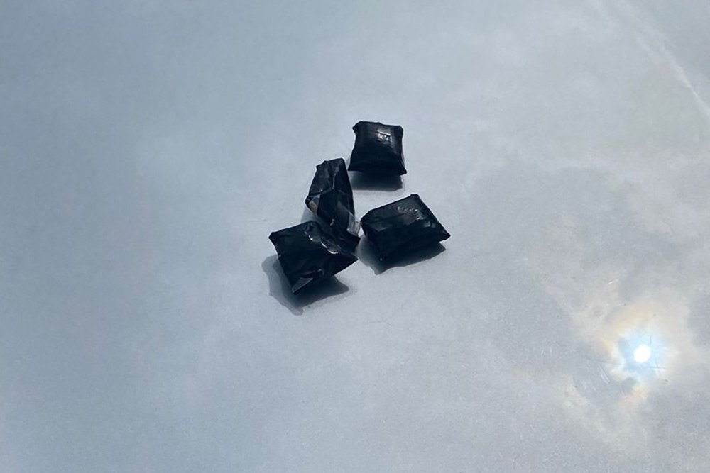 В Сочи росгвардейцы задержали приезжего со 100 граммами мефедрона Сотрудники вневедомственной охраны задержали 19 летнего жителя Кемеровской области по подозрению в незаконном обороте наркотических средств Находившийся на маршруте патрулирования наряд Росгвардии на улице Банановой заметил подозрительного молодого человека При виде патрульного автомобиля он спрятался в кустах а во время беседы с правоохранителями занервничал и пояснил что просто прогуливается На место были вызваны сотрудники патрульно постовой службы полиции Во время личного досмотра молодой человек бросил в траву четыре свертка с неизвестным веществом Экспертиза установила что в изъятых свертках содержался мефедрон общей массой 100 граммов Нарушитель был передан полицейским для дальнейшего разбирательства Росгвардия Кубань Сочи rosgvard krasnodar