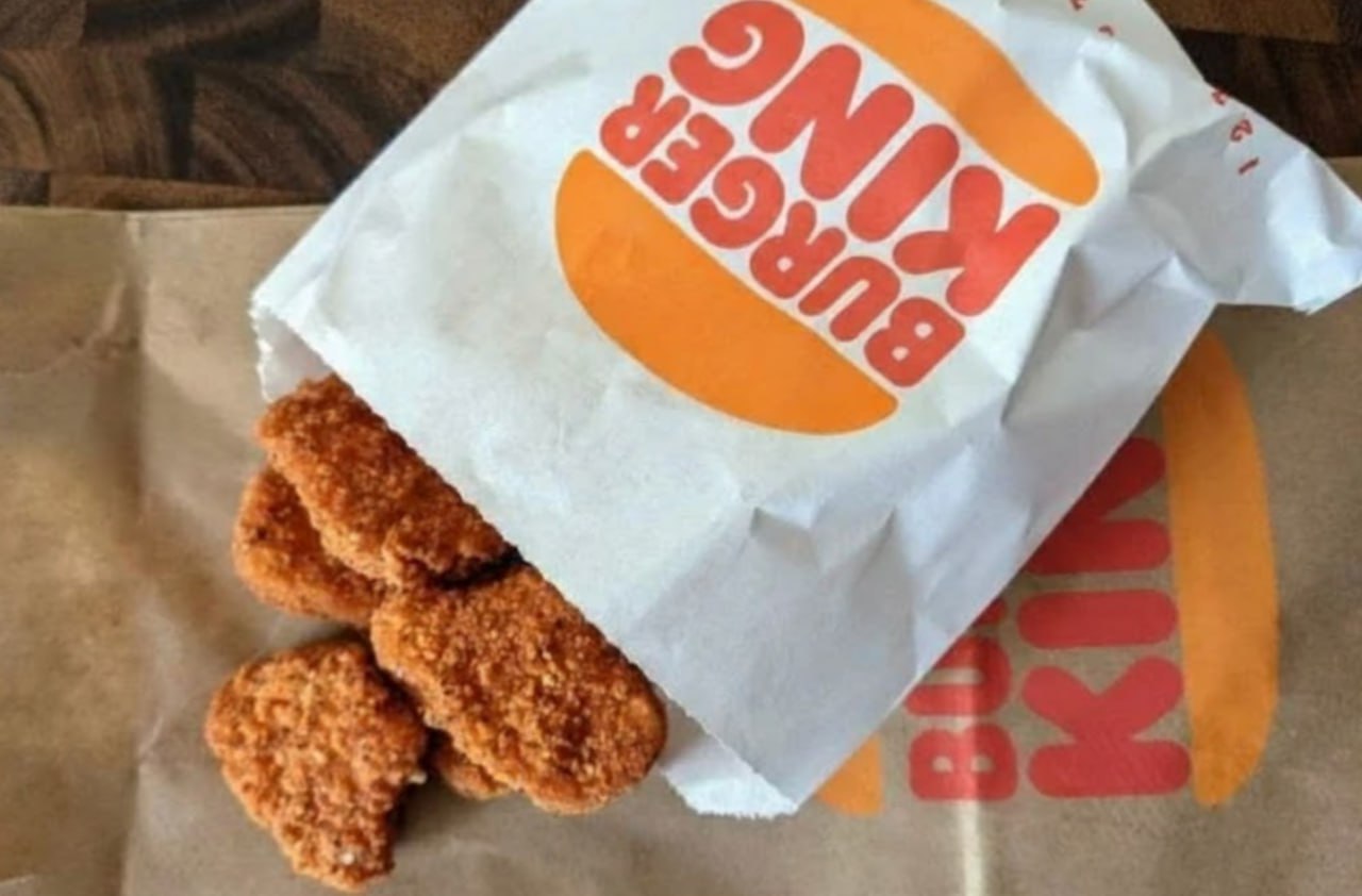 Burger King появился на полках супермаркетов X5 Group начала продавать замороженные наггетсы стрипсы и сырные медальоны Burger King в сети Перекрёсток Для бургерной сети это первый крупный шаг в розничную торговлю под собственным брендом Компания планирует развивать направление замороженной еды видя в нем большой потенциал Эксперты отмечают что партнерство выгодно обеим сторонам Burger King расширяет аудиторию а ритейлер усиливает ассортимент за счет популярных брендов ofd ru