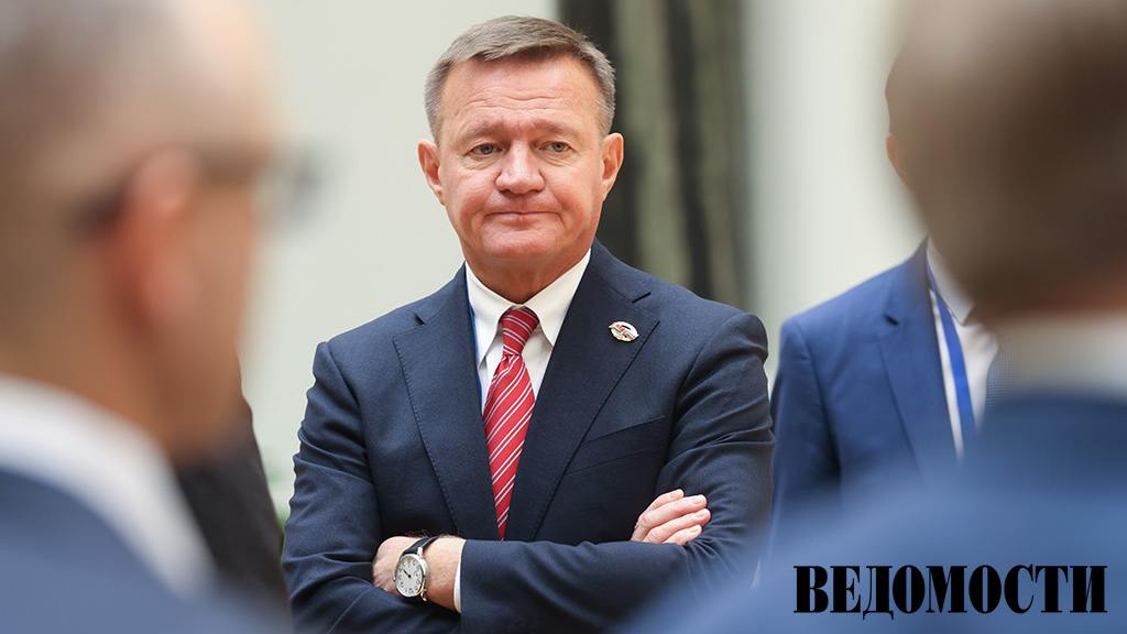 Старовойт заявил о готовности оказывать поддержку следствию по делу Смирнова  Министр транспорта Роман Старовойт прокомментировал «Ведомостям» задержание бывшего губернатора Курской области Алексея Смирнова. «Идет следствие. Я надеюсь, что разберутся. Мне детали [дела] неизвестны», – сказал Старовойт, который до 2024 года руководил приграничным регионом.  На вопрос, были ли к нему самому какие-то вопросы со стороны следствия, учитывая, что в свое время Смирнов был первым заместителем губернатора Старовойта и главой правительства региона, министр ответил: «Пока идет следствие. Пока вопросов не было. Будем оказывать всестороннюю поддержку следствию, если такие вопросы будут».  ⏯Бывший губернатор Курской области Смирнов был задержан 16 апреля. В тот же день Мещанский суд Москвы по ходатайству МВД арестовал чиновника на два месяца. На следующий день был арестован и его бывший первый заместитель Алексей Дедов. Следствие инкриминирует им хищение 1 млрд рублей, в том числе при строительстве оборонительных сооружений на границе с Украиной.    Подпишитесь на «Ведомости»