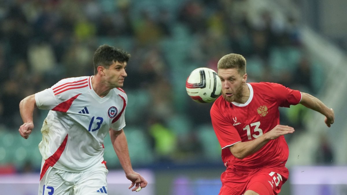 Сборная России уступила Чили со счетом 0 2 и прервала 22 матчевую серию без поражений На 37 й минуте гол забил Гонсало Тапия на 76 й Бен Бреретон Диам Этой неудаче сборной России предшествовала серия без поражений составившая 22 матча Предыдущее поражение россиян датировано ноябрем 2021 года когда россияне уступили Хорватии 0 1 в матче отбора на чемпионат мира 2022 Фото Александр Вильф РИА Новости interfaxonline