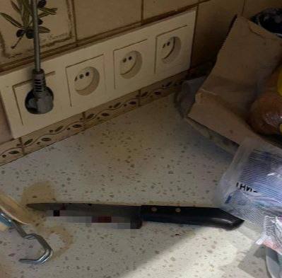 Женщина ранила ножом пожилую соседку и попыталась cбежать через окно  В центре города произошла кровавая драка. Гостья дождалась, пока пенсионерка уснёт, а потом взяла нож и несколько раз ударила её по голове, шее и в бедро.    После этого нападавшая выбежала из квартиры, спустилась на второй этаж, попыталась незаметно покинуть парадную через окно и повредила обе ноги.   Женщину задержали и передали медикам.  Пострадавшую в тяжёлом состоянии поместили в шоковую реанимацию.  По факту произошедшего проводится проверка.   #Центральный_РК