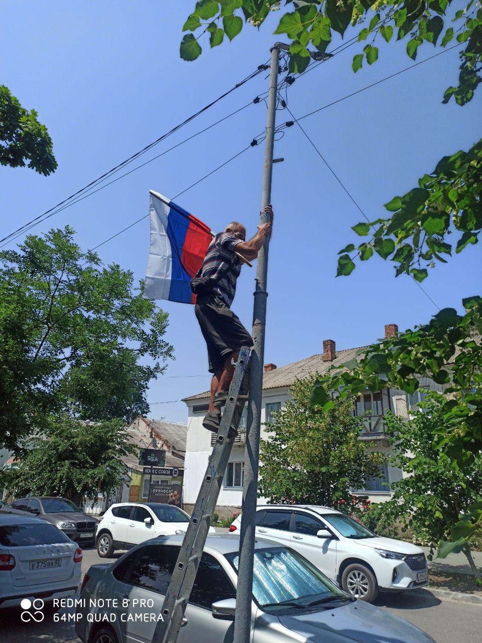 В Геническе ко Дню России обновляют государственные флаги В преддверии праздника работники МКУ "Азовкоммунсервис" Генического МО заменили государственные флаги на улице Центральной и в городском парке культуры и отдыха.