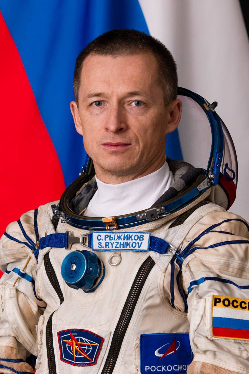 Космонавт из Бугульмы Сергей Рыжиков стал командиром Международной космической станции.  Рыжиков принял командование от японского астронавта Такуя Ониши. Во время традиционной церемонии передачи руководства экипажем он получил символический «ключ от станции» и ударил в рынду.  В Роскосмосе уточнили, что в обязанности командира входят организация работы экипажа, координация действий на российском и американском сегментах МКС, а также оперативная связь с Центрами управления полетами в Королёве и Хьюстоне при нештатных ситуациях.  Для Сергея Рыжикова это третий космический полет. На борту станции он работает с апреля 2025 года в составе экипажа вместе с Алексеем Зубрицким и Джонатаном Кимом. Ожидается, что он пробудет на орбите до декабря.    Tatarstan News