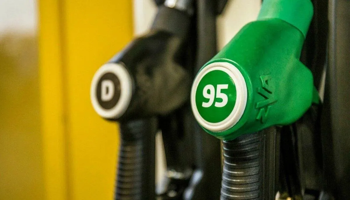 Дефицит на старте сезона почему в России не хватает 95 го бензина Российский топливный рынок столкнулся с острой нехваткой бензина АИ 95 перед началом летнего сезона Из за внеплановых ремонтов на НПЗ производство упало а заводы вынужденно отдают приоритет выпуску АИ 92 и обеспечению собственных заправок Подробности разверните цитату При этом спрос на 95 й растет рекордными темпами Причина не только в автотуризме но и в глобальной смене автопарка россияне массово пересаживаются на китайские автомобили которые чувствительны к качеству топлива Как отмечает один из источников в отрасли Тезис о социальной значимости 92 го бензина устарел поскольку основным продуктом стал АИ 95 На бирже творится настоящий ажиотаж а сроки отгрузки топлива увеличились до месяца Приобрести АИ 95 становится крайне сложно Спрос в разы возможно более чем в десять раз превышает предложение бьют тревогу трейдеры Вне биржи бензин продают с наценкой в 10 но и за эти деньги купить его почти невозможно На фоне рыночной паники Минэнерго и ФАС сохраняют спокойствие Ведомства уверяют что жалоб нет дефицита не наблюдается а ситуация стабильна и контролируема благодаря запрету на экспорт Однако эксперты предупреждают невозможность сформировать запасы сейчас грозит жестким дефицитом топлива в разгар лета   Подпишитесь МАХ Telegram
