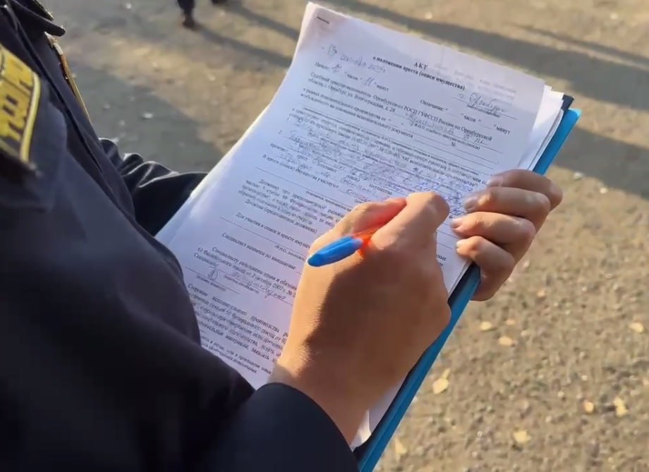 Оренбург Медиа Приставы Оренбурга арестовали 10 автомобилей должников во время рейда Некоторые нарушители попавшие в объектив программного комплекса Дорожный пристав оплатили долги на месте Профилактический рейд судебные приставы проводили на переулке Станочном Оренбурга Из плотного потока транспорта должников вычисляли с помощью программного комплекса Дорожный пристав За время рейда остановили около трех десятков автомобилей Их владельцы задолжали по кредитам алиментам коммунальным услугами и прочим обязательствам Также среди должников было немало нарушителей правил дорожного движения Более 50 штрафов за скорость и ремень водители оплатили на месте Некоторые автовладельцы через терминал и онлайн сервисы оплатили долги В общей сложности удалось взыскать порядка 300 тысяч рублей подробнее на канале Оренбург Медиа