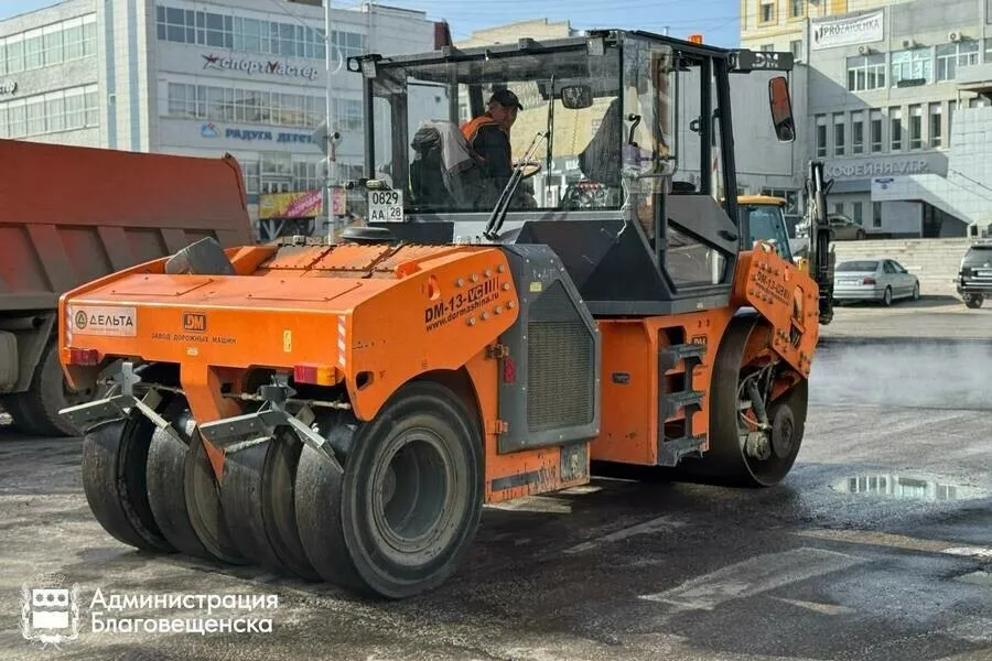 На улице Первомайской дорожные рабочие завершили ямочный ремонт Об этом сообщает администрация города По информации властей далее к работам они приступят на улице Зейской Сезон ремонта дорог идет в Благовещенске Помимо комплексного обновления по президентскому нацпроекту Инфраструктура для жизни в городе точечно устраняют дефекты на дорогах во время ямочного ремонта сообщили в мэрии Первой приводить в порядок начали улицу Первомайскую от Краснофлотской до Горького Работы там уже завершили Сегодня дорожники работают на улице Островского на пересечении с Зейской В ближайшее время ремонт запланирован на участках Зейская Шимановского Зейская между Пионерской и 50 лет Октября а также на Шимановского от Ленина до Амурской Несмотря на то что рабочие ремонтируют небольшие участки движение на некоторых из них может быть затруднено так как для этого задействована крупная техника Водителей просят с понимаем отнестись к временным перекрытиям