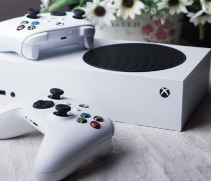 Xbox Series S «отлично справляется с играми», поддержка консоли продолжится — Фил Спенсер  Как известно, Xbox Series есть две версии: старшая и более мощная X и модель S, которая оснащена менее производительным «железом». Это хорошо для геймеров, поскольку они получили дешевую консоль с актуальными играми, но не очень хорошо для разработчиков. Они постоянно жалуются, что оптимизировать игры под S-консоль становится все сложнее.  Читать далее