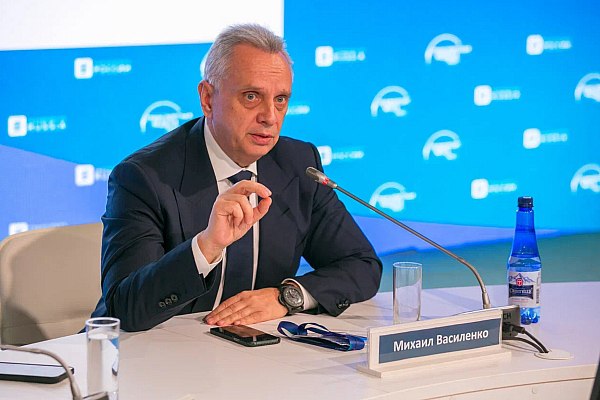 Шереметьево будет участвовать в продаже Домодедово при конкурсе на понижение цены АО Международный аэропорт Шереметьево будет участвовать в конкурсе по продаже столичного аэропорта Домодедово если государство проведет такой конкурс на понижение цены заявил генеральный директор аэропорта Шереметьево Михаил Василенко Об этом сообщает ТАСС Если государство будет проводить конкурс на понижение цены АО Международный аэропорт Шереметьево после длительного анализа приняло решение принять участие в конкурсе по продаже ООО ДМЕ Холдинг несмотря на то что проект крайне сложный и требует значительных инвестиций отметил генеральный директор авиагавани Ранее аукцион по продаже аэропорта Домодедово не состоялся была подана одна заявка от индивидуального предпринимателя Евгения Богатого но он не был допущен до торгов aviaru net n291671