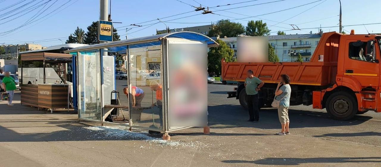 В Саратове вандалы разбили стекла на остановках Неизвестные повредили две остановки общественного транспорта на улице Огородной в Заводском районе. На Усиевича вандалы разбили стекла. А на остановке возле 4-й Нагорной улицы сломали урну для мусора. В Кировском районе вандалы повредили остановочный павильон у железнодорожного вокзала. Районные администрации призывают жителей бережно относиться к городскому имуществу и не допускать подобных разрушений. Прислать новость