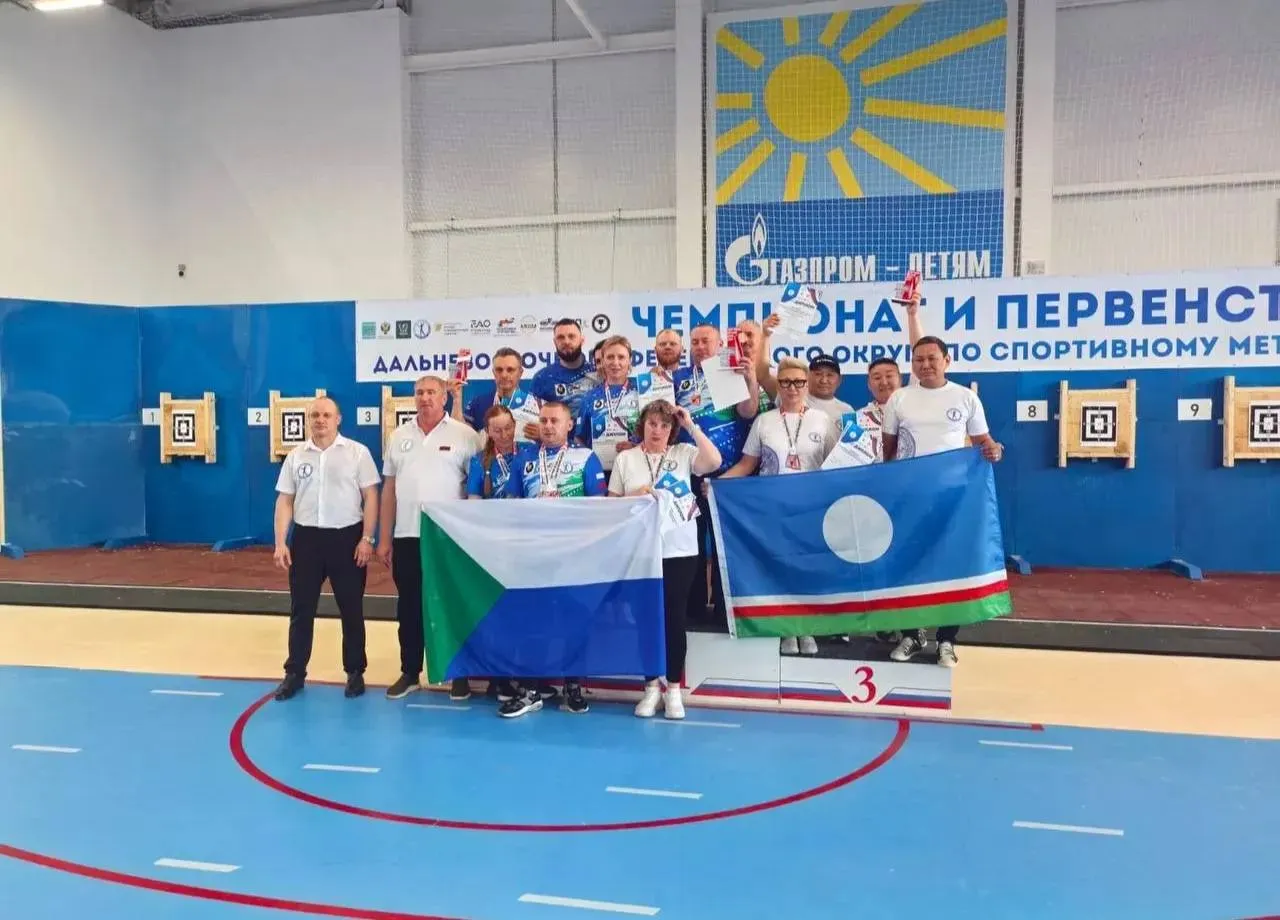Ветераны СВО принесли Якутии бронзу на дальневосточном чемпионате по метанию ножа На чемпионате Дальневосточного федерального округа по спортивному метанию ножа среди мужчин и женщин команда Якутии заняла почётное третье место В составе сборной республики выступили ветераны специальной военной операции Василий Тистяхов и Аркадий Лебедев Соревнования прошли в городе Биробиджан Еврейской автономной области где собрались более 80 спортсменов из 8 регионов ДФО Поездка команды Якутии стала возможной благодаря поддержке Фонда развития предпринимательства республики Фонд уделяет особое внимание поддержке участников специальной военной операции Мы понимаем как важно помочь нашим защитникам быстро освоиться и интегрироваться в мирную жизнь Спорт один из эффективных способов реабилитации и возвращения к активной социальной деятельности отметил Пётр Максимов генеральный директор Фонда развития предпринимательства РС Я ulusmediasport