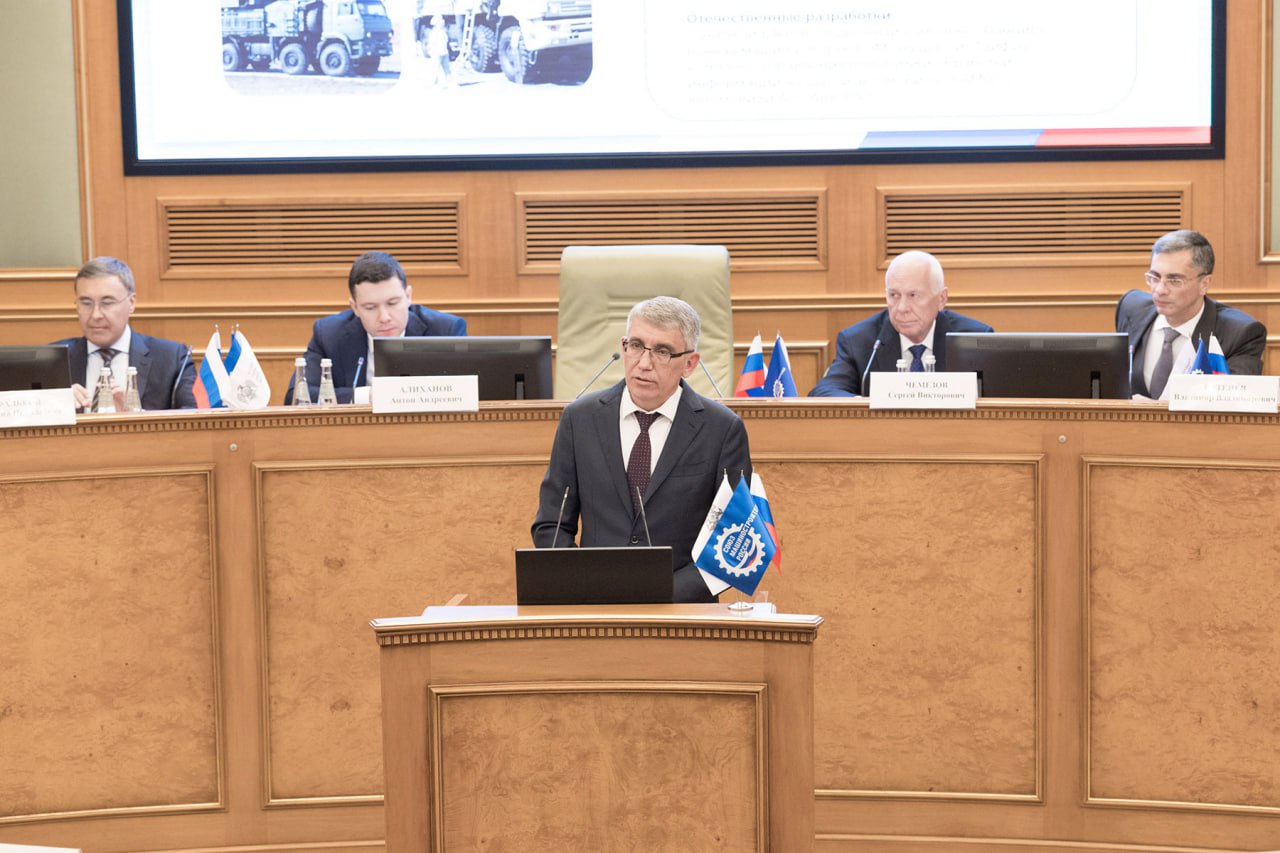 Удерживать позиции и двигаться вперед: Дмитрий Миляев выступил на заседании Союза машиностроителей России На заседании Бюро Союза машиностроителей России и Лиги содействия оборонным предприятиям в Доме Правительства РФ обсудили технологическое развитие страны. В мероприятии участвовал Дмитрий Миляев. Глава региона поблагодарил Союз Машиностроителей за поддержку нашего региона, отметив успехи Тульской области в области ОПК. «Как регион с доминирующей долей промышленности мы ощущаем поддержку в полном объеме. Это подтверждает 5-е место в ЦФО по темпам промышленного роста, которое занимает Тульская область по итогам 2024 года. В этом году положительная динамика сохраняется», — сказал Дмитрий Миляев.