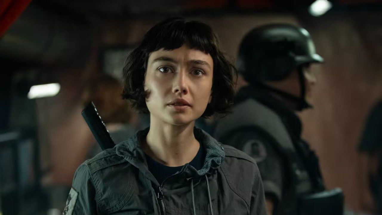 Чужой Земля продлили на второй сезон хотя это было понятно ещё по концовке первого Куда интересней что Disney подписал с Ноа Хоули расширенный контракт о том что он теперь может снимать сериалы не только для FX Фарго Легион Чужой Земля но и для других каналов Disney Подпишись на нас