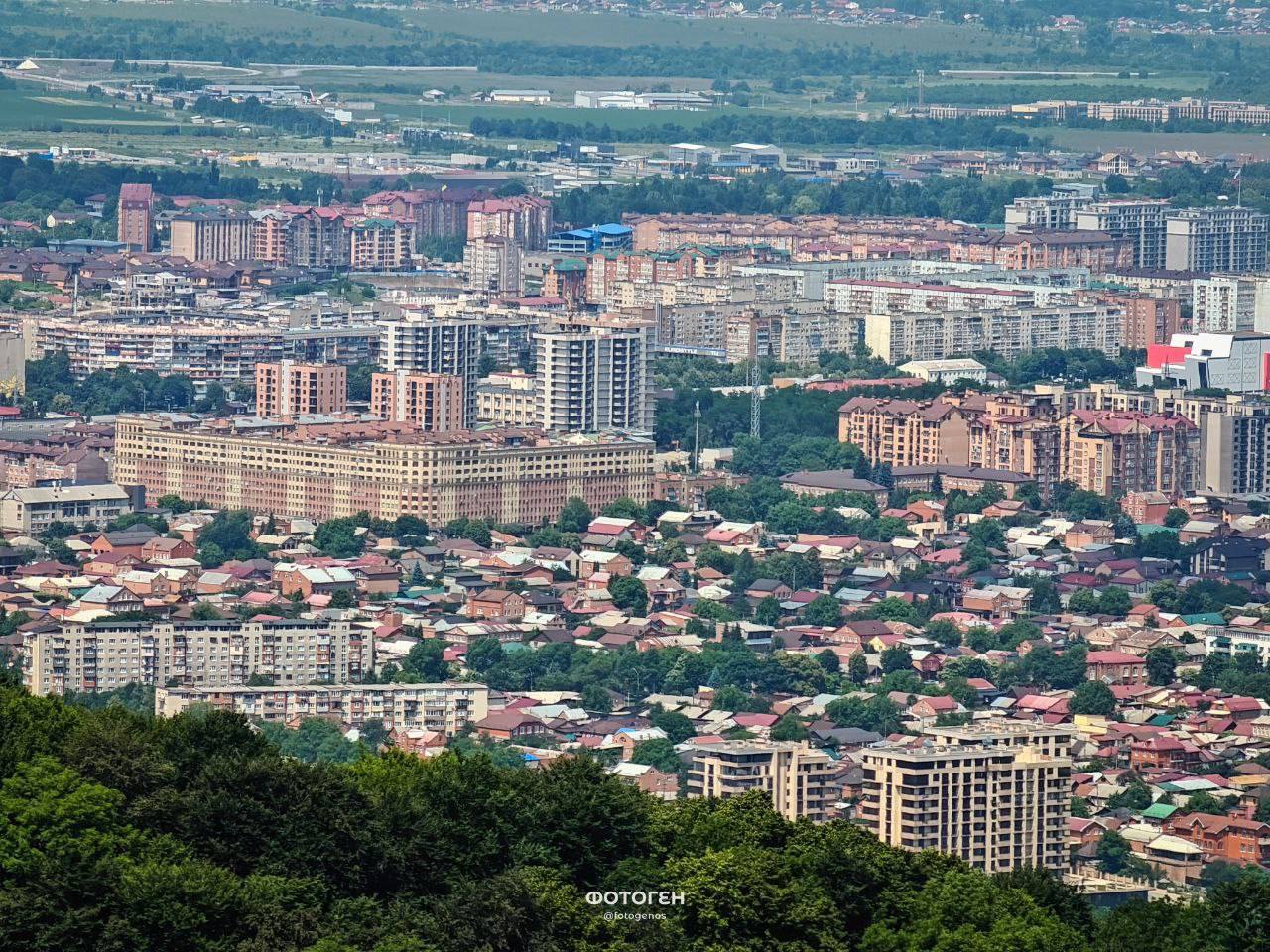 Во Владикавказе обустроят шесть остановок общественного транспорта   Павильоны будут выполнены из светопроницаемого материала для улучшения обзора. На остановочных пунктах установят скамейки.     «Новые остановочные пункты расположены по улицам: Весенняя, 13; Васо Абаева, 2; Калинина, 2; Павлика Морозова, 43; проспект Коста, 32/34; на пересечении улиц Весенней и Морских Пехотинцев», - сообщили в мэрии.   Добавим, обустройство остановок проходит в рамках программы «Благоустройство и озеленение».