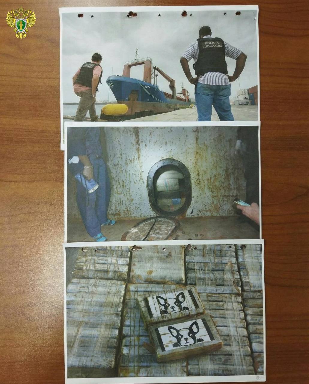 Жительницу Белгородской области обвинили в организации перевозки 8 7 тонны кокаина из Венесуэлы сообщили в пресс службе Генпрокуратуры РФ В 2018 году женщина и подданный Испании наняли в России экипаж грузового судна которое должно было под панамским флагом пройти из Панамы в Марокко Корабль сменил курс в Венесуэлу и экипаж принял на борт почти 9 тонн кокаина после чего направился в порт назначения Однако в связи со смертью одного из находящихся на борту судно с кокаином было вынуждено зайти в порт города Праи в Кабо Верде где было задержано полицией Уголовное дело в отношении 51 летней женщины направлено в суд Белгородской области для рассмотрения по существу Ей предъявлено обвинение по статье о покушении на незаконный сбыт наркотических средств в особо крупном размере Подписывайтесь на Ъ Оставляйте бусты