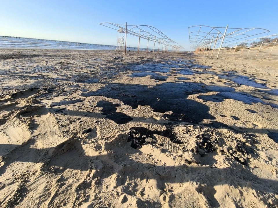 Добровольцы из ЛНР расчищают пляжи Чёрного моря от мазута    Семеро активистов луганского реготделения Всероссийского корпуса спасателей помогают очищать пляжи Чёрного моря от мазута.  - Наша сводная группировка добровольцев из разных регионов Российской Федерации находится в городе Анапа для ликвидации последствий чрезвычайной ситуации. Мы сделали штаб, выдаем гражданскому населению и добровольцам средства индивидуальной безопасности. Это маски, перчатки и костюмы. Также мы погружаем мазут с берега моря в технику, - рассказал доброволец Александр Пархоменко.  Это уже вторая смена ребят из ЛНР. Завтра их сменит другая группа из Луганска.