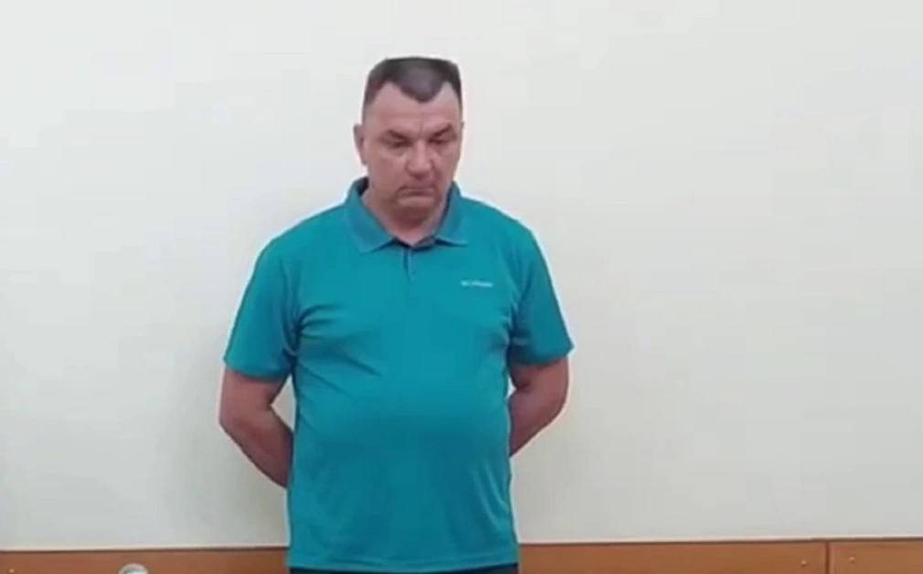  Экс-замглавы отдела МВД в Башкирии лишили звания и оштрафовали за взятку Мелеузовский райсуд Башкирии признал бывшего замначальника отдела МВД по Мелеузовскому району Башкирии Александра Заварзина виновным в получении взятки в значительном размере. Его оштрафовали на 1 млн руб., лишили специального звания подполковника полиции и на два года запретили занимать руководящие должности в системе правоохранительных органов. Прокуратура Башкирии сообщила, что размер штрафа снижен до 300 тыс. руб. ввиду зачета времени содержания Заварзина под стражей и исполнения запрета определенных действий. Заварзина обвиняли в получении взятки в особо крупном размере, но суд переквалифицировал обвинение на получение взятки в значительном размере. Следствие указывало, что с 2013 по 2018 год Заварзин получил от местного предпринимателя взятку за освобождение от проверок и за распоряжение вернуть изъятую у бизнесмена спецтехнику. Свою вину полицейский не признал. Он может обжаловать приговор. РБК-УФА
