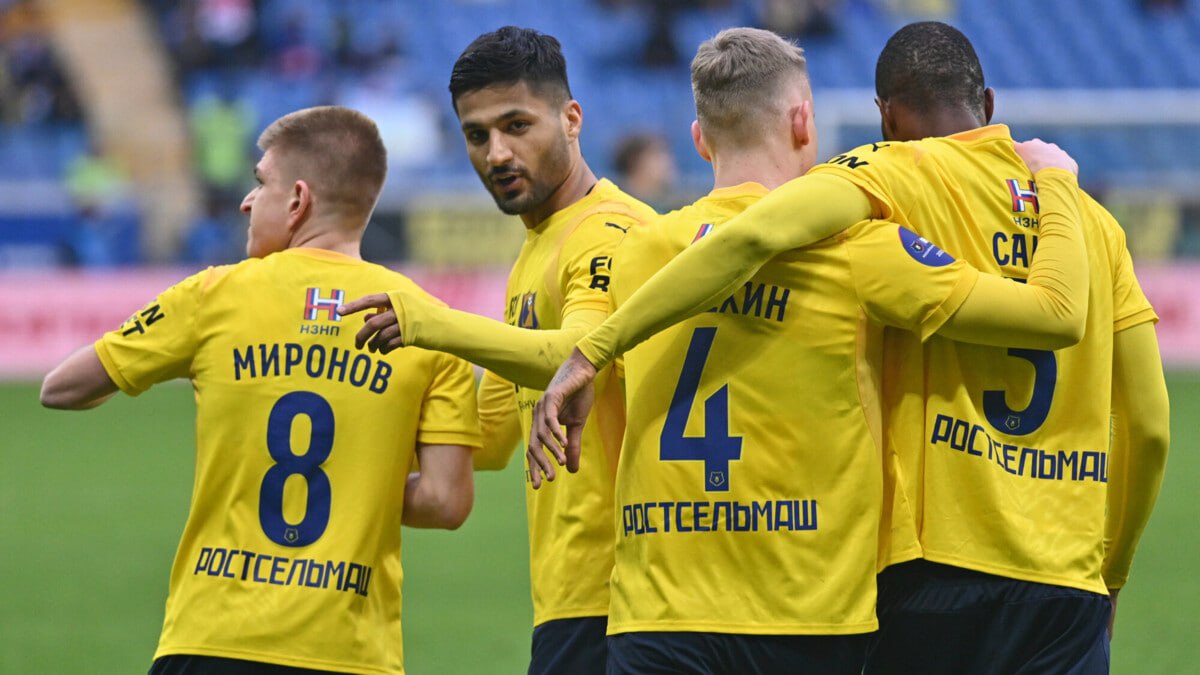 Генеральный директор Ростова Игорь Гончаров в разговоре с Матч ТВ опроверг информацию о том что клуб планирует продавать футболистов из за сложной финансовой ситуации Таких как Ваня Карпов много и откуда он владеет информацией по клубу мне непонятно Никакой распродажи не планируется это 100 Откуда взята информация мне тоже неясно О каких то долгах о которых идет речь мне непонятно из какого они воздуха взяты Глупости Ранее журналист Иван Карпов в Telegram канале сообщил что Ростов планирует расстаться с большим количеством игроков и ищет им менее дорогую замену Кроме того по его данным клуб может не доиграть чемпионат из за долгов в несколько миллиардов рублей news matchtv РИА Новости Сергей Пивоваров