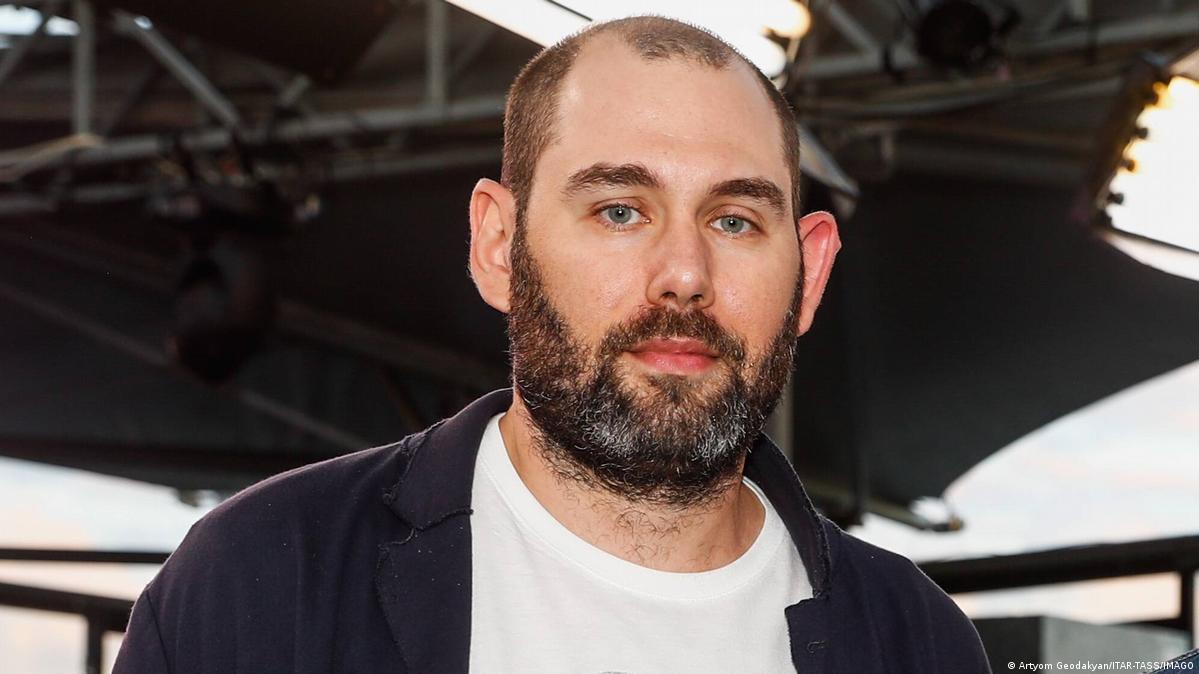 Прокуратура требует возбудить уголовное дело против Семена Слепакова Прокуратура Москвы направила в СК материалы дела для решения вопроса об уголовном преследовании Семена Слепакова по статье об уклонении от исполнения обязанностей иноагента В ведомстве сообщили что артист уже дважды привлекался к административной ответственности но продолжил публиковать в соцсетях материалы без иноагентской маркировки Семена Слепакова внесли в реестр иноагентов в апреле 2023 года В официальном разъяснении Минюста сказано что Слепаков неуместно пошутил про референдум а также назвал войну катастрофой и преступлением Защита указывала в суде что иностранное финансирование Слепакова не доказано а в деле есть только некие справки из финмониторинга для служебного пользования Фото ТАСС