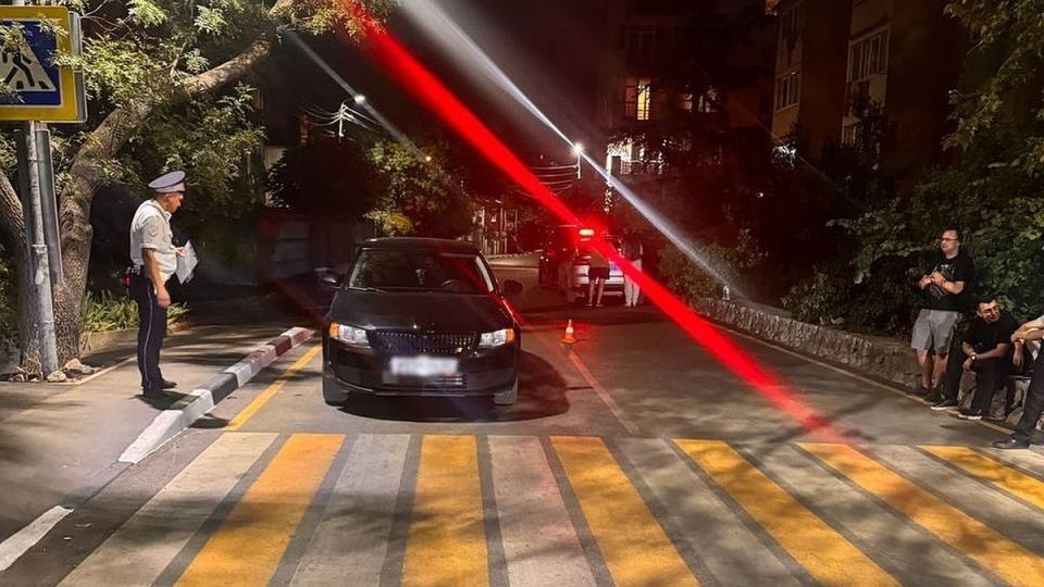 В Ялте ребенок на самокате попал под колеса иномарки Во вторник, 8 июля, в Ялте Skoda Octavia сбила ребенка 2018 года рождения, который ехал на самокате. Об этом сообщили в Госавтоинспекции Крыма. Авария произошла около восьми вечера. Молодой человек 2004 года рождения ехал за рулем Skoda по улице Садовой. В какой-то момент на дорогу неожиданно выехал мальчик на самокате. Иномарка сбила ребенка. «В результате ДТП несовершеннолетний 2018 года рождения получил телесные повреждения», – говорится в сообщении. В дорожной полиции отметили, что пострадавшего увезли в больницу. В ведомстве добавили, что обстоятельства инцидента выясняются.... Подробнее>>>