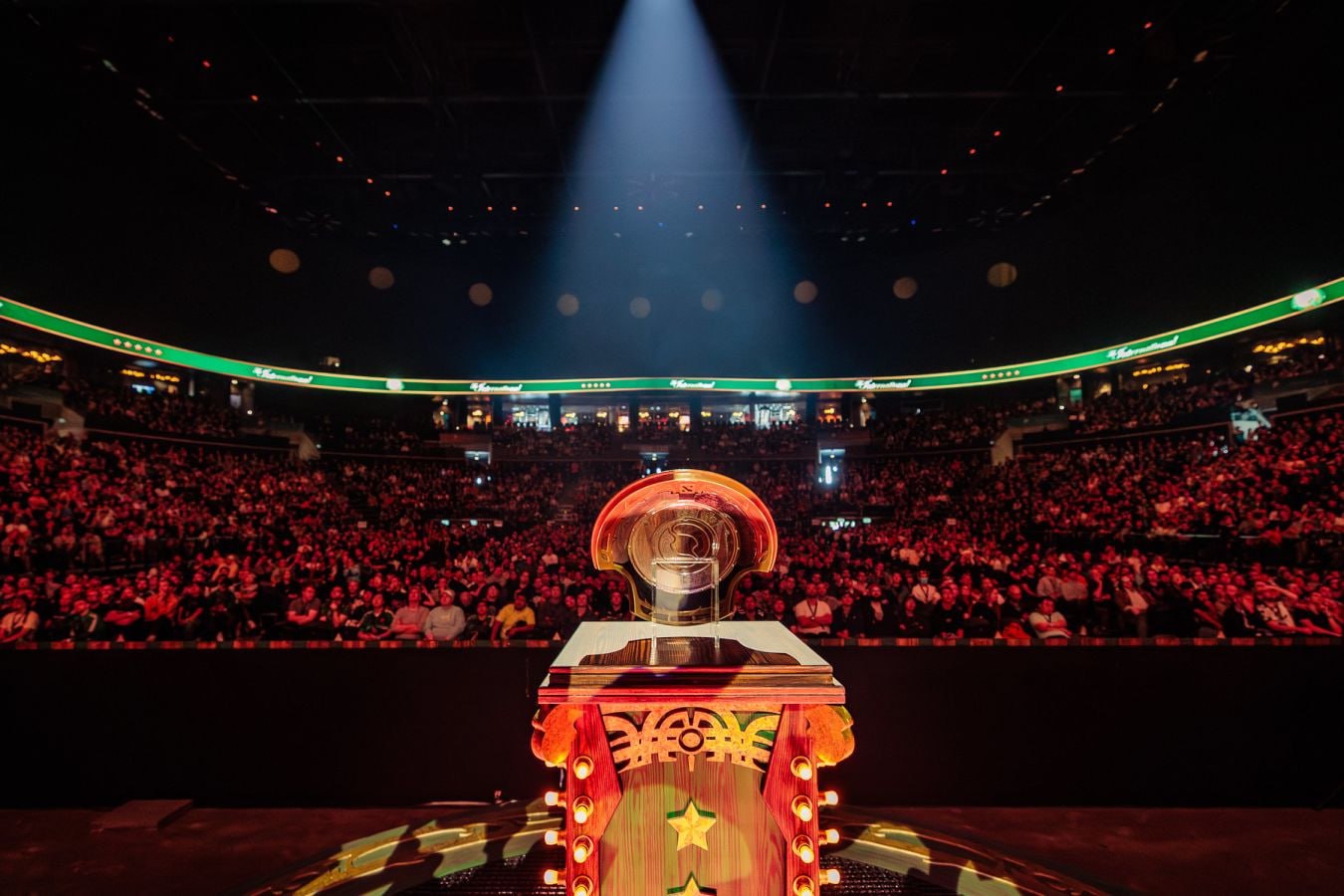 Стартовал The International 2025 чемпионат мира по Dota 2 В дебютных матчах группового этапа играют российские команды Team Spirit встречается с американской Wildcard а Aurora Gaming играют против китайской Xtreme Gaming Уже в 14 00 российская PARIVISION встретится с HEROIC параллельно будут играть BetBoom Team с Nigma Galaxy Групповой этап The International пройдёт 4 7 сентября по швейцарской системе команды играют против соперников с таким же результатом в предыдущем туре В плей офф пройдут команды набравшие четыре победы а также сильнейшие по итогам стыковых матчей Следить за турниром можно на канале официальной русскоязычной трансляции на Twitch и YouTube Чемп Play