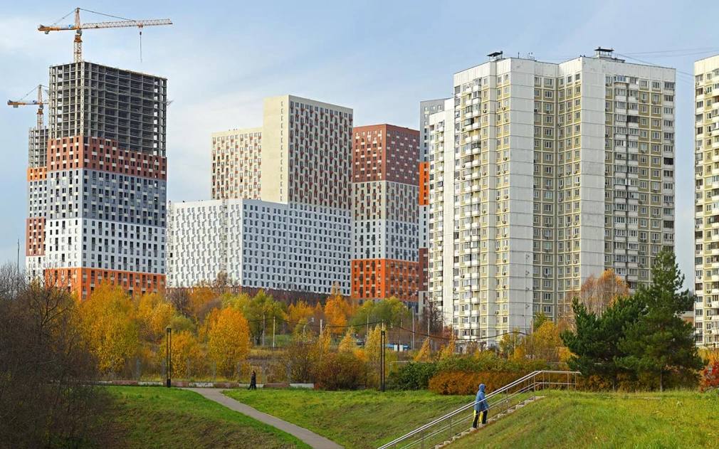 В октябре в Москве сильнее всего подорожали новостройки комфорт класса Как рассказали РБК Недвижимости аналитики сервиса Яндекс Недвижимость медианная стоимость 1 кв м в новостройках комфорт класса выросла за месяц на 1 5 до 346 тыс руб Бизнес класс 0 8 до 487 тыс руб Элитное жилье 0 7 до 750 тыс руб Медианная полная стоимость квартир Комфорт класс 15 7 млн руб 4 2 Бизнес класс 23 млн руб 0 1 Элитный 51 2 млн руб 2 2 По словам Евгения Белокурова коммерческого директора Яндекс Недвижимости рост цен связан с изменением структуры предложения повышением покупательской активности и удешевлением ипотеки после снижения ключевой ставки летом новостройка Фото Popova Valeriya Shutterstock FOTODOM Читать РБК Недвижимость в Telegram