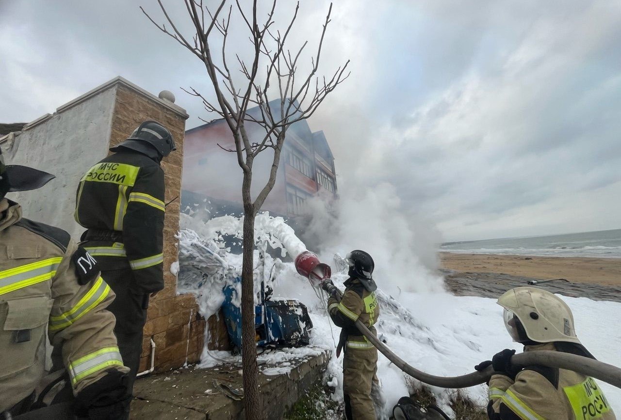 Вертолет упал в Дагестане четыре человека погибли Частный вертолет упал на территории населенного пункта Ачи Су в Карабудахкентском районе По предварительным данным четыре человека погибли и еще трое получили травмы По системе 112 поступило сообщение о том что на территории населенного пункта Ачи Су Карабудахкентского района упал частный вертолет выполнявший полет из города Кизляр в город Избербаш сообщает ГУ МЧС по региону В свою очередь в Минздраве Дагестана сообщили что в результате падения вертолета погибли четыре человека Кроме того еще трое получили травмы разной степени тяжести Южная служба новостей