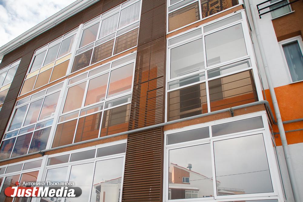 В Екатеринбурге за год однушки и студии на вторичке площадью до 32 кв метров подорожали на 18 4 Сегодня средняя стоимость таких объектов на уровне 4 1 млн рублей Динамика средней цены кв метра была чуть выше Этот показатель за последние 12 месяцев вырос на 20 6 до 159114 рублей Такие данные приводит федеральный портал Мир квартир В Нижнем Тагиле малогабаритное жилье росло в цене не так быстро как в столице Свердловской области Там готовые объекты за год подорожали на 11 7 и предлагаются в среднем за 2 млн рублей Средняя цена квадрата выросла на 12 4 до 729 тысяч рублей за кв метр В целом же по России рост цен за 2025 год оказался втрое меньше чем за 2024 Но все же малогабаритки подорожали больше чем обычные квартиры Это неудивительно в условиях отсутствия доступного кредитного плеча в первую очередь продаются самые бюджетные варианты рассказывает генеральный директор федерального портала Мир квартир Павел Луценко justmediaru