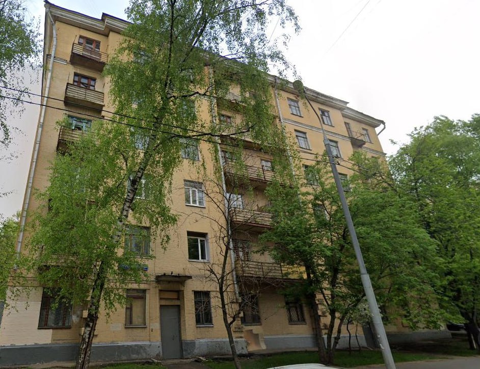 Госкомпания Дом РФ продаёт Жилой дом объект культурного наследия по адресу ул Лестева 14 20 в Москве Это историческое здание 1927 1929 годов постройки спроектированное архитекторами Травиным Блохиным Айзиковичем Вольфензоном и др общей площадью 3577 кв м Стартовая цена лота 412 7 млн Торги запланированы на середину октября Из за статуса памятника покупатель девелопер будет обязан соблюдать строгие требования по его сохранению   moscow stroi