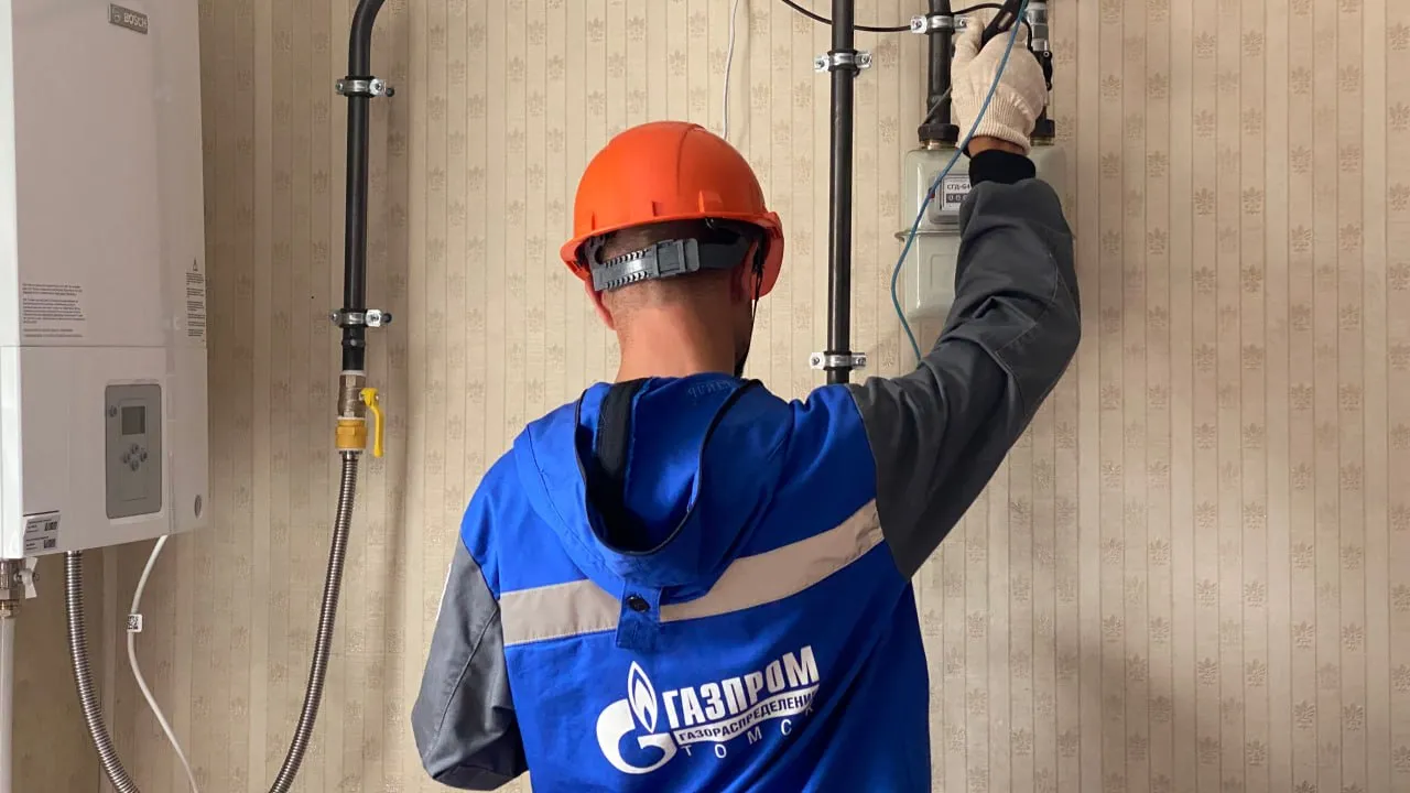 В Республике Алтай по программе социальной догазификации принято 9 4 тыс заявок заключено 8580 договоров Газ подведен к границам 7971 участка в Майминском районе и Горно Алтайске План график включает 8142 домовладения общий потенциал 11 7 тыс объектов Напомним льготные категории граждан могут получить субсидию из республиканского бюджета до 100 тыс рублей на покупку газового оборудования и монтаж в 2025 году поддержку уже получили 182 семьи Также предусмотрена единовременная выплата до 15 тыс рублей на одно домовладение Существуют муниципальные доплаты в Горно Алтайске 40 тыс в Майминском районе 60 тыс рублей Для всех жителей доступна компенсация через подрядчиков скидка до 5 тыс рублей на проектные работы и до 25 тыс на внутридомовые работы внутри участка Мы в МАХ