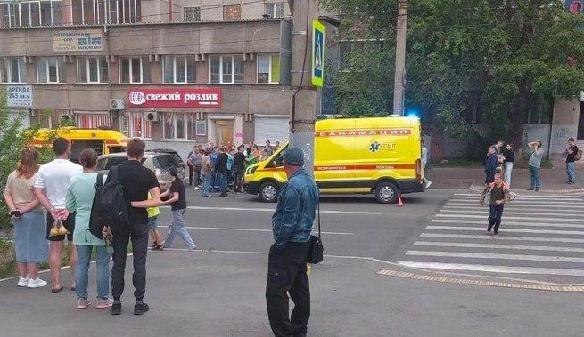 Двух детей сбили на пешеходном переходе в Чите. По данным Госавтоинспекции, вчера вечером водитель Mitsubishi Outlander сбил двух детей на улице Бутина в районе «Багульника». Пострадавшие доставлены в больницу. Обстоятельства ДТП устанавливаются. На месте работали две кареты скорой помощи. Фото от очевидцев Подписаться