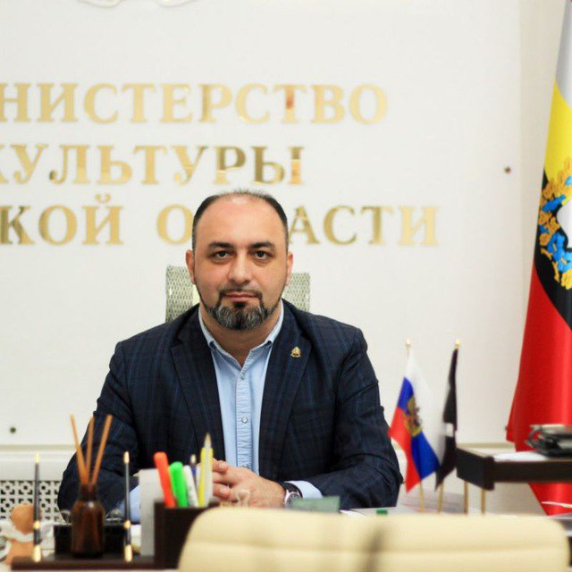 Роберт Григорьян стал исполняющим обязанности директора Курского драмтеатра Губернатор Александр Хинштейн сообщил о назначении Роберта Григорьяна ранее исполнявшего обязанности министра культуры на пост и о директора Курского драматического театра Он руководил ведомством чуть больше года сменив Юлию Полетыкину перешедшую на работу в столицу 30 октября новым министром культуры Курской области назначен Алексей Конорев до этого возглавлявший Курский колледж культуры Бывший директор драмтеатра Сергей Конев покинул регион в сентябре после его ухода обязанности руководителя временно исполняла Элина Вачаева Назначение призвано обеспечить стабильность в работе главной театральной площадки Курска и продолжить реализацию запланированных проектов Курская Telega Прислать новость