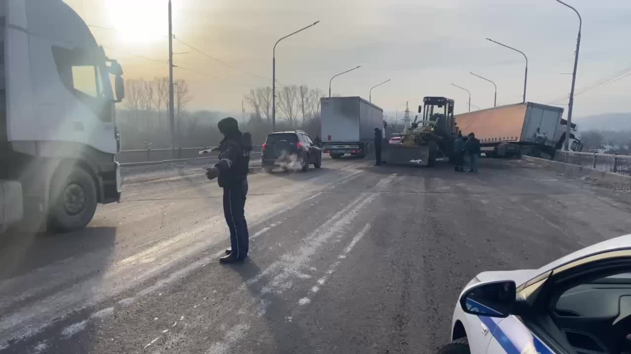 ДТП с грузовиком на Бунгурской развязке в Новокузнецке: водитель не пострадал