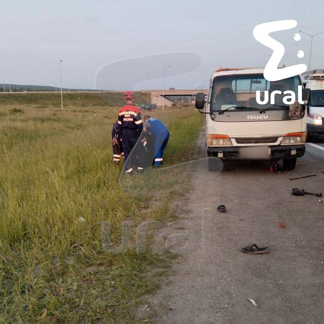 Под Екатеринбургом водитель КАМАЗа сбил людей и скрылся Авария произошла на ЕКАДе со стороны Полевского тракта. Предположительно, пьяный водитель врезался в людей, которые чинили машину у края дороги, и уехал в сторону Солнечного. По словам очевидцев, на место приехали две реанимации и несколько скорых. Двоих увезли в больницу, третьего пострадавшего медики осматривают прямо на обочине. Сейчас водителя грузовика ловят правоохранители. Фото: Ural Mash «Уральский меридиан»