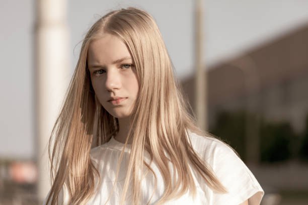 15-летняя свердловчанка забеременела от майора полиции Алапаевский полицейский помимо службы занимался извозом на такси. Во время одного из рейсов он познакомился с девочкой-подростком. Первый их сексуальный контакт впоследствии произошел прямо в его машине. В настоящее время школьница беременна. Во время доследственной проверки полицейский подговаривал жертву убедить следователя в том, что она обманула его, преувеличив свой возраст. Майор до сих пор не уволен. Хотя в нормальной стране его давно посадили бы.