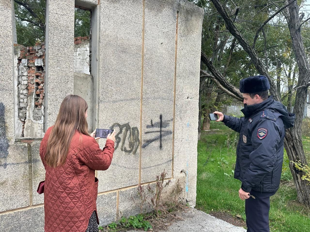 В Грачёвке прошла акция Трафарет Сотрудники полиции совместно с активистами Центра молодёжи Юность провели в селе Грачёвка профилактическую акцию Трафарет Мероприятие было направлено на выявление и предотвращение распространения незаконной рекламы наркотических веществ Благодаря совместным усилиям правоохранительных органов и представителей молодёжной организации в ходе акции не было выявлено никаких нарушений Это подчёркивает высокий уровень ответственности и организованности жителей села Грачёвка Акция Трафарет стала важным шагом в борьбе с распространением информации о наркотиках в селе